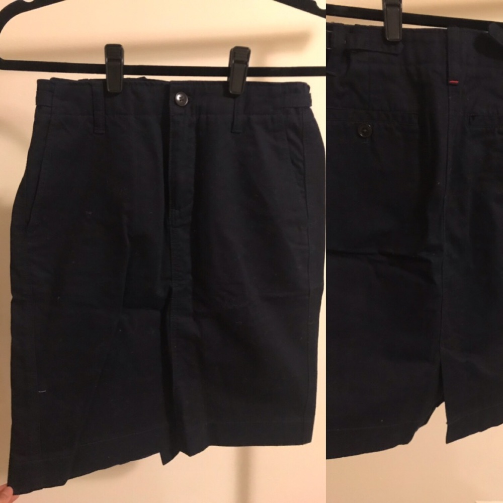 Uniqlo pencil skirt. Navy blue.